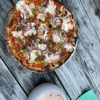 Cent’s - Gorfunkel pizza (tomato, garlic, mozzarella, Gorgonzola, sausage, pickled chili, red onion) - Pizza Near Me - Cleveland, Ohio