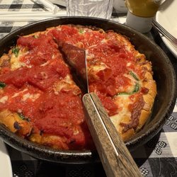 Uno Pizzeria & Grill - Personal size - Chicago Deep Dish with chunky tomatoes, Mozzarella cheese, spinach and roasted garlic