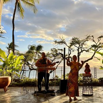 Copper Bar - a group of people playing music on a patio - Bars Near Me - Kohala Coast, Hawaii Copper Bar - a group of people playing music on a patio - Bars Near Me - Kohala Coast, Hawaii