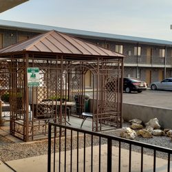 Royal Inn - Gazebos for outside eating and smoking. BBQ's also avaliable for guest's use.
