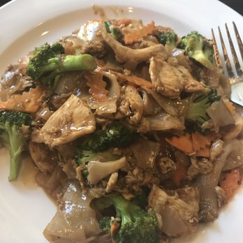 Best Thai - Pad see ew with chicken and carrots - Thai Near Me - Frisco, Texas