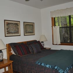 Little River Bluffs - A Nature Preserve & Retreat - Meadow Cabin Master Suite