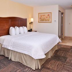 Hampton Inn Elkhart - Guest room