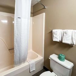 Travelodge Concordia - Motel Condordia MO Bathroom