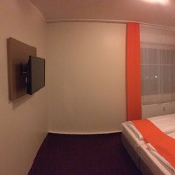 McDreams - Simplistic, yet cozy and comfortable room, with lots of light, outlets and a flatscreen TV.