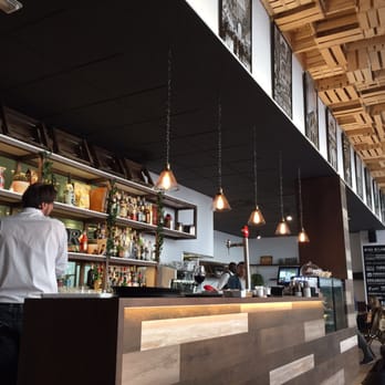 Mika Milan - La barra - Cocktail Bars Near Me - Barcelona, B