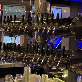 Brewbury - Lots of taps. - Sports Bars Near Me - Middlebury, Connecticut