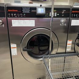 A clean washer that was very well maintained!! Unlike the laundromat down the street, which is icky AF!!
