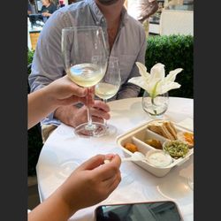 Valley To The Sea Winery - Mediterranean cuisine and white wine pairing
