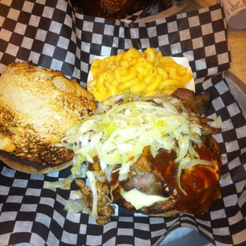 Bofinger Barbecue Smokehouse - Bo-lucious Burger with a side of ma&cheese - Barbeque Near Me - Montreal, Quebec