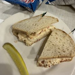 Bacon & pimento cheese sandwich