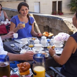 Petit-déjeuner en terrasse pour les clients des chambres d'hôtes