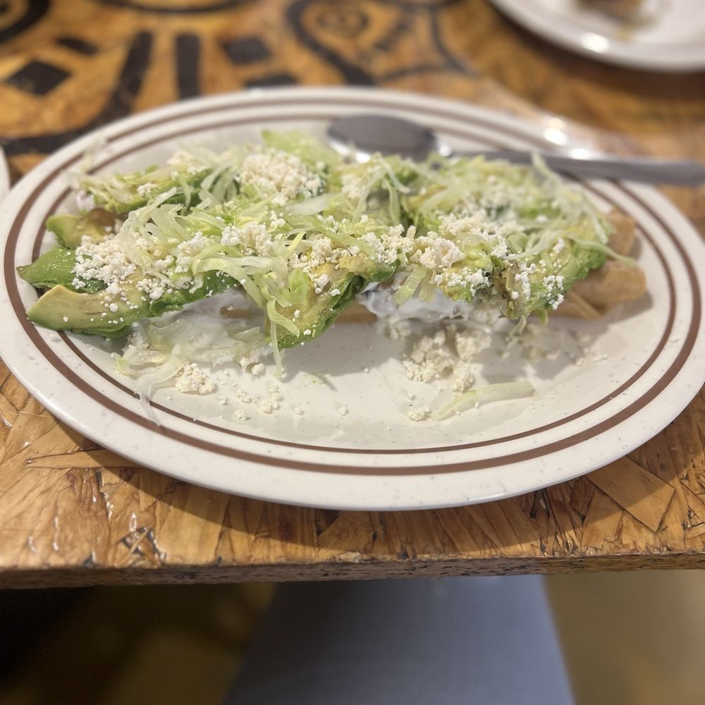 Flautlán - Flautas de pollo y papa, con crema, lechuga, y aguacate. - Tacos Near Me - Puebla, PUE Flautlán - Flautas de pollo y papa, con crema, lechuga, y aguacate. - Tacos Near Me - Puebla, PUE