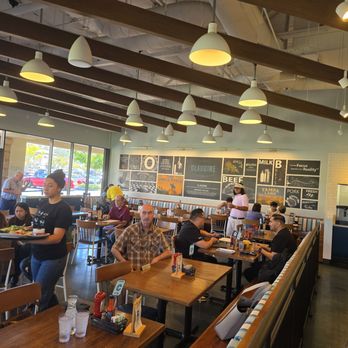 Claudine Kitchen & Bakeshop - Seating area - Breakfast & Brunch Near Me - Porter Ranch, California