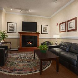 Days Inn by Wyndham Shelburne/Burlington - Lobby Seating Area