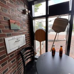 Cibo - Cute window seat inside