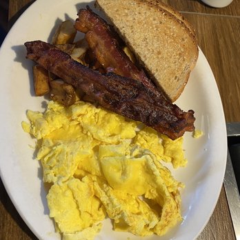 Slappy Cakes - Grand Slap! Eggs, bacon, potatoes, toast and not shown a side of biscuit with gravy. - Breakfast & Brunch Near Me - Lahaina, Hawaii