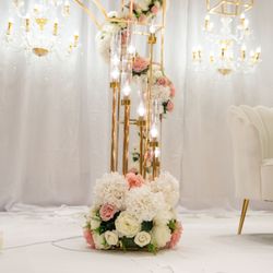 Party with Lina - Beautiful flower arrangement with silk flowers