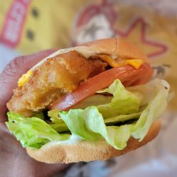 Carl's Jr - Fish Burger, tomato and cheese extra