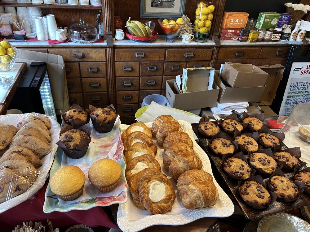 THE BREEZE & CASTINE VARIETY Updated July 2024 85 Photos & 57