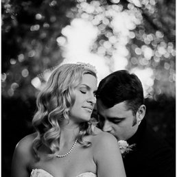 http://dawnkellyphotography.com/vintage-gardens-modesto-wedding-marsha-kevin/