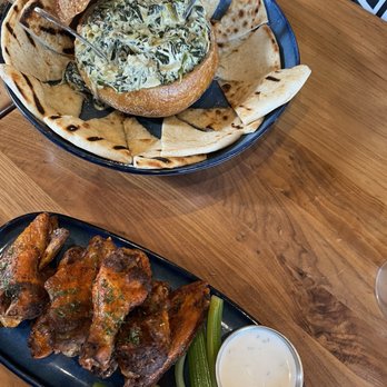 Roadtrip Bayshore - Spinach Dip & wings - Cocktail Bars Near Me - Bay Shore, New York