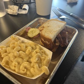 3 Halves Brewing - Kids meal, meat sammie and Mac - Breweries Near Me - Liberty, Missouri