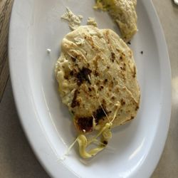 Pupuseria El don - Pupusa de queso con loroco (cheese pupusa with loroco)