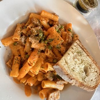 Bonta - Sausage and peas rigatoni with vodka sauce - Cafes Near Me - Lincolnshire, Illinois Bonta - Sausage and peas rigatoni with vodka sauce - Cafes Near Me - Lincolnshire, Illinois