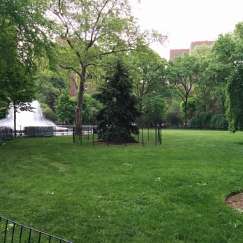 Stuyvesant Oval - Green lawn with fountains. - Parks Near Me - New York, New York