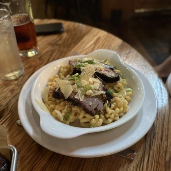 Devils Backbone Brewing Company - Mac and cheese with brisket - American Near Me - Roseland, Virginia Devils Backbone Brewing Company - Mac and cheese with brisket - American Near Me - Roseland, Virginia