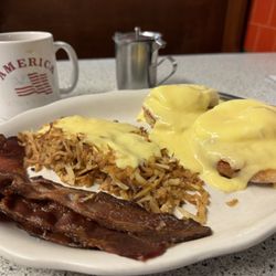 Northampton Diner - Eggs Benedict with hollandaise on the hash browns and bacon on the side