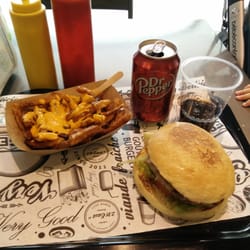 231 East Street - Bacon/cheese, frites au cheddar et Dr Pepper