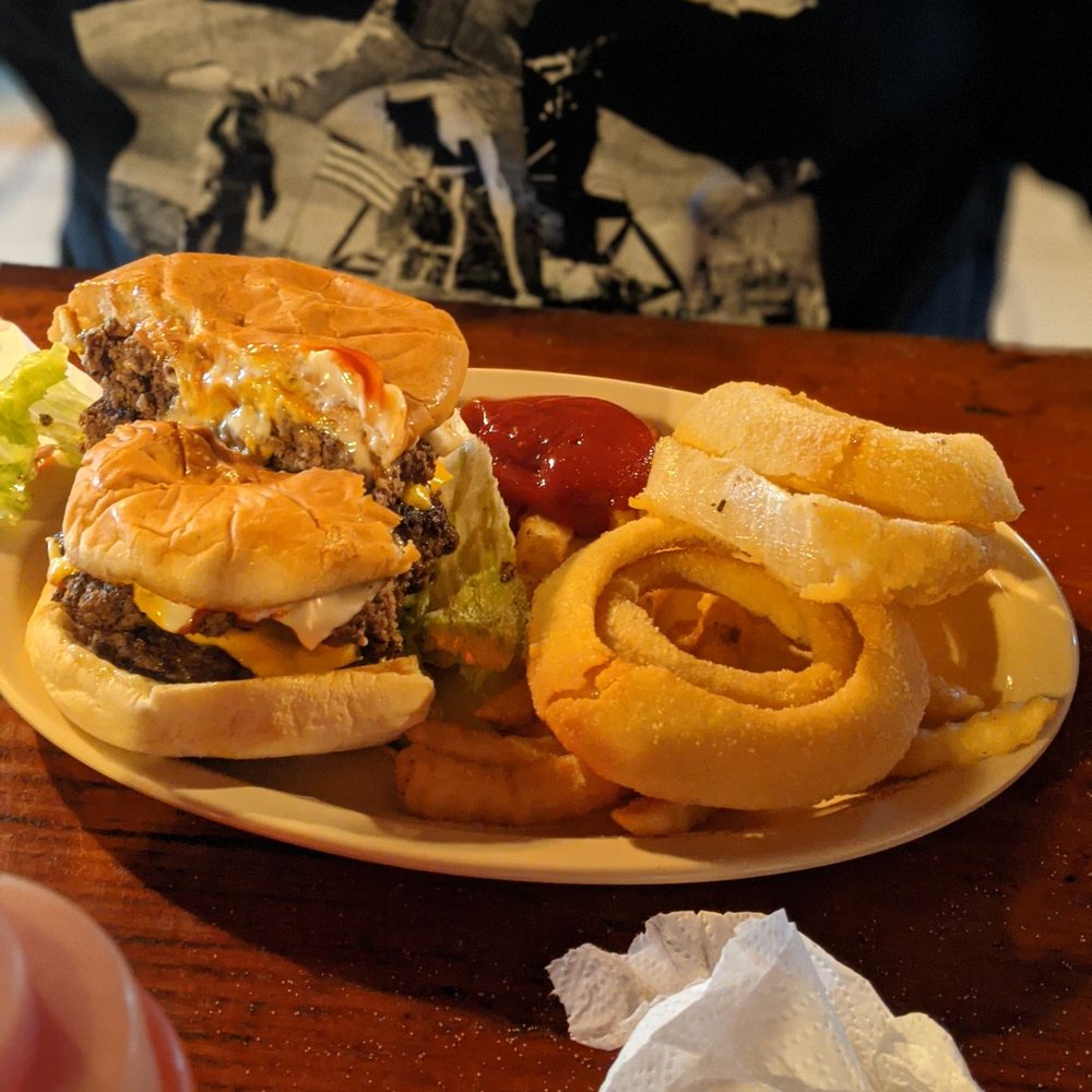 The chubby burger with onion rings