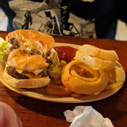 The chubby burger with onion rings