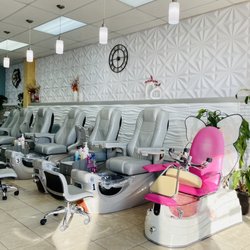 Naturale Nails & Spa - Pedicure area