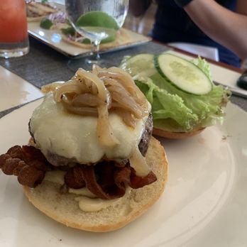Merriman's - Cheeseburger with bacon - Hawaiian Near Me - Kamuela, Hawaii