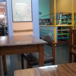 Asociacion Empleados de Comercio de Rosario - Sala de estudio de la biblioteca. Adelante, el área infantil y la sala de lectura principal.