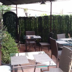 Le Clos Cosette - Le patio qui doit être pas mal pour manger l'été (mais proche de la route...)