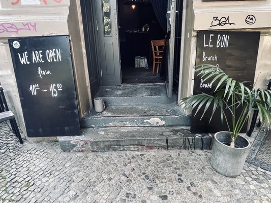 Le Bon by null