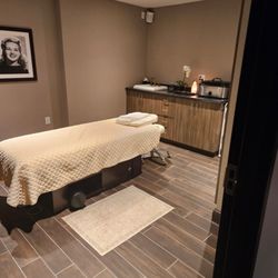 Massage by Jesse - Treatment room spa at the Hotel Retlaw Fond du lac