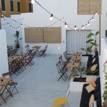 Puspaayu - Patio con girnaldas - Burgers Near Me - Ciudadela de Menorca, PM Puspaayu - Patio con girnaldas - Burgers Near Me - Ciudadela de Menorca, PM