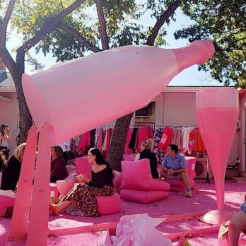 Brooke’s Bubble Bar - Outside area - Champagne Bars Near Me - Fredericksburg, Texas