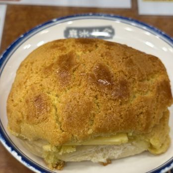 金華冰廳 - Pineapple bun - huge - Hong Kong Style Cafe Near Me - Kowloon, HK 金華冰廳 - Pineapple bun - huge - Hong Kong Style Cafe Near Me - Kowloon, HK
