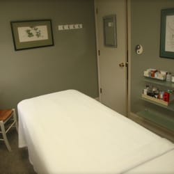 Allyson O'Connell Nevard, LAc - Good Chi Acupuncture - Another view of a relaxing treatment room