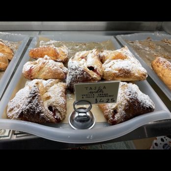 La Placa Family Bakery - Tasca with cream and strawberry - Gelato Near Me - Ben Lomond, California