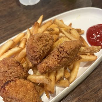 Dave & Buster's Ala Moana - Kid's Chicken Bites - Arcades Near Me - Honolulu, Hawaii