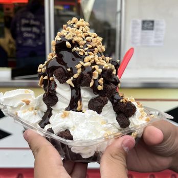 Willie's Ice Cream - Sundae - Ice Cream & Frozen Yogurt Near Me - Berryville, Virginia Willie's Ice Cream - Sundae - Ice Cream & Frozen Yogurt Near Me - Berryville, Virginia