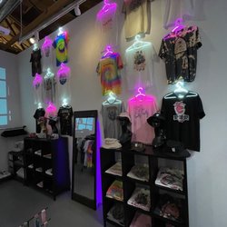 Graphic Tee Neon Wall