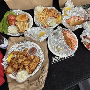 Red's Eats - Grilled haddock sandwich, fried clams and lobster rolls with side of butter. - Seafood Near Me - Wiscasset, Maine